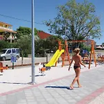 Apartament In With Wifi Nin